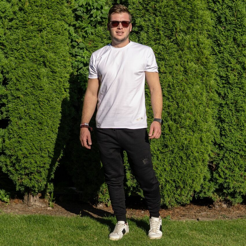 Čierne jeans tepláky a biele tričko VIPSK